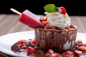 ice-cream-bowl-dessert-with-chocolate-cream-strawberries