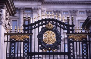 gate-buckingham-palace-london-royal-residence